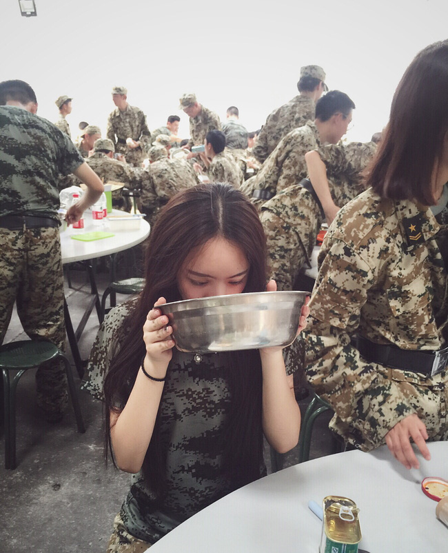 Còn cô gái trong bức hình ăn thùng uống chậu này là Lưu Tư Thần.