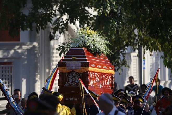 
Linh cữu của cố nghệ sĩ được đưa ra xe tang trong tiếng kèn bi ai của đội kèn Tây.
