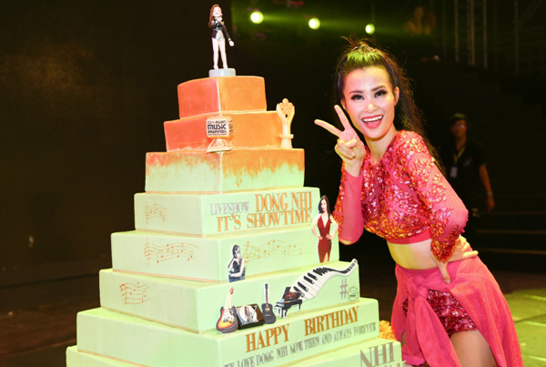 
Bánh kem mừng liveshow và sinh nhật của Đông Nhi trưng bày trong đêm nhạc. Nữ ca sĩ mãn nguyện vì có một kỷ niệm đáng nhớ cho tuổi 28, đánh dấu 8 năm hoạt động nghệ thuật.
