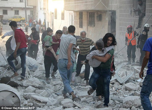 
Những trận n&eacute;m bom kh&ocirc;ng ngừng v&agrave;o Syria đ&atilde; cướp đi mạng sống của h&agrave;ng trăm con người v&ocirc; tội nơi đ&acirc;y
