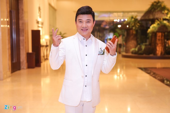 Ca sĩ Quang Linh bảnh bao với vest trắng.