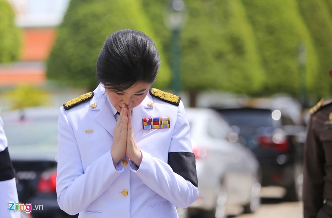 
Trước đó, từ buổi trưa, cựu Thủ tướng Yingluck Shinawatra đã tới Hoàng cung để chờ đón linh cữu nhà vua Bhumibol. Ảnh: Hải An.
