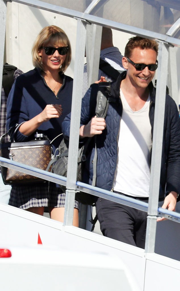 Tom - Swift tươi cười rạng rỡ khi cùng nhau đến phim trường nơi Hiddleston đang làm việc.
