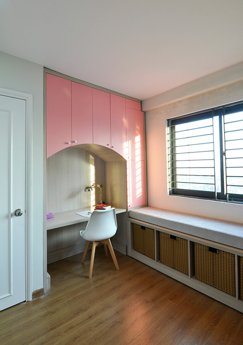 Mảng tủ màu hồng kết hợp với các tông trung tính đem lại nét nữ tính cho căn phòng của bé.