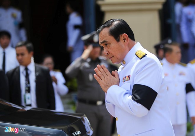 
Thủ tướng Prayut Chan-o-cha cũng xuất hiện trong dòng người tới đón linh cữu. Ảnh: Hải An.
