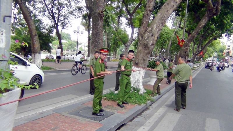 Lực lượng Công an đang hoàn tất các công đoạn cuối cùng để sẵn sàng lệnh cấm phương tiện lưu thông trên các tuyến phố quanh hồ Gươm