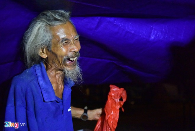 
Ông Trung Hiếu (86 tuổi), người sống dưới gầm cầu Long Biên thích thú và cảm ơn khi nhận được tấm lòng của những bạn trẻ.
