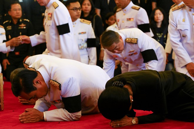 
Thủ tướngThái Lan và phu nhân thực hiện nghi lễ trước di ảnh Quốc vương Bhumibol tại Cung điện Hoàng gia. Ảnh: Reuters.
