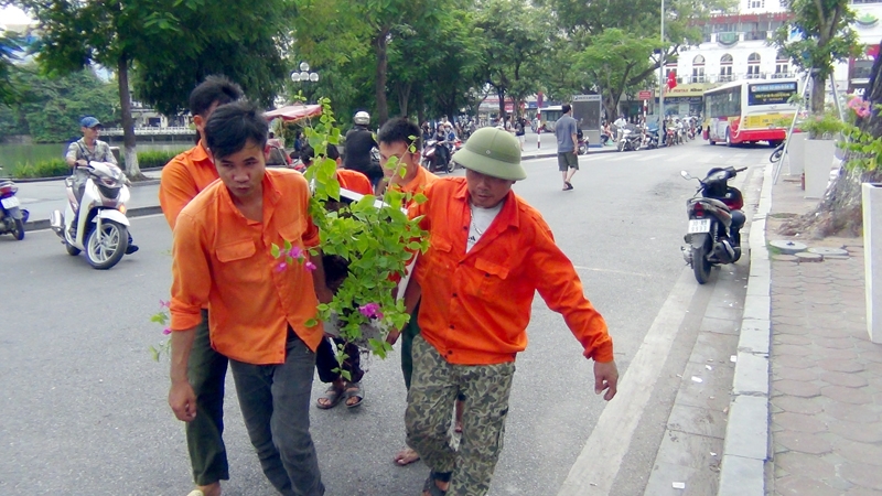 Lực lượng công nhân chạy đua với thời gian để kịp giờ mở cửa tuyến phố đi bộ