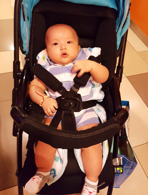 Con trai Da trắng tên là Nguyễn Tấn Đức, được 6 tháng tuổi, ăn ngoan, ngủ ngon nên phát triển vượt chuẩn. Hiện bé nặng 10 kg, được bác sĩ khuyên cân đối chế độ ăn dặm và uống sữa vừa phải để tránh bị béo phì.