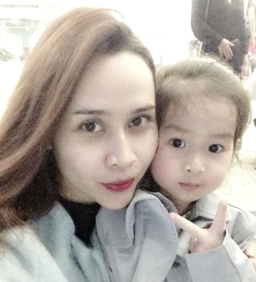 Con gái đầu lòng Mina của Hồ Hoài Anh - Lưu Hương Giang đã phải rơm rớm nước mắt khi thấy mẹ ốm. Còn bé Misu khóc mà cô không thể ôm con.