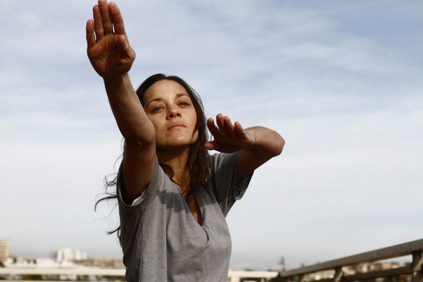 
Marion Cotillard trong Rust and Bone - cô đóng vai một cô gái bị liệt.
