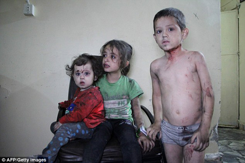 
C&aacute;c em nhỏ đang chờ được điều trị tại một bệnh viện sau cuộc kh&ocirc;ng k&iacute;ch ở Idlib h&ocirc;m thứ 5 vừa rồi
