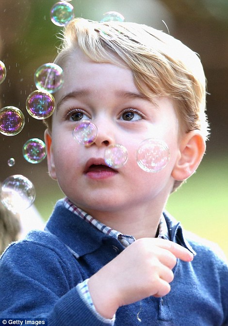 
Hoàng tử bé say sưa với bong bóng xà phòng.
