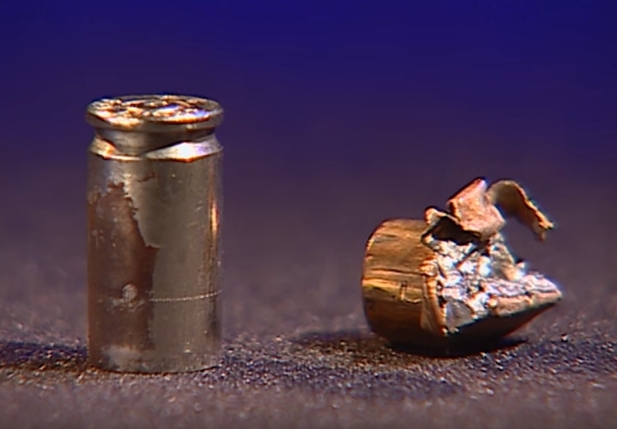 
Nh&oacute;m điều tra thấy đạn 9 mm trong xe. Henry cũng sở hữu một khẩu s&uacute;ng ngắn 9 mm. Song kết quả kiểm tra những đường r&atilde;nh tr&ecirc;n vỏ đạn cho thấy s&uacute;ng của Henry kh&ocirc;ng phải l&agrave; hung kh&iacute;.
