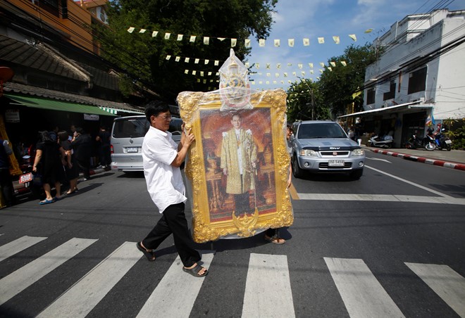 
Những bức ảnh chân dung Quốc vương Bhumibol cỡ lớn được nhiều người tìm mua. Ảnh: Reuters.
