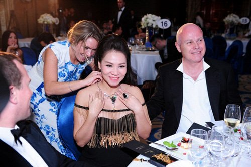 Trong đêm tiệc này, ông xã Otto đã hào phóng chi 20.000 USD (khoảng 440 triệu đồng) mua dây chuyền tặng Thu Minh khiến ca sĩ rất bất ngờ.