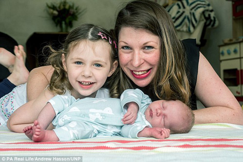
Lucy Howard sinh con thứ 2 sau 4 lần sảy thai liên tiếp.
