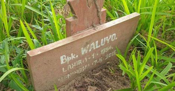 Bia mộ ghi tên ông Waluyo nhưng lại chôn cất thi thể một người khác.