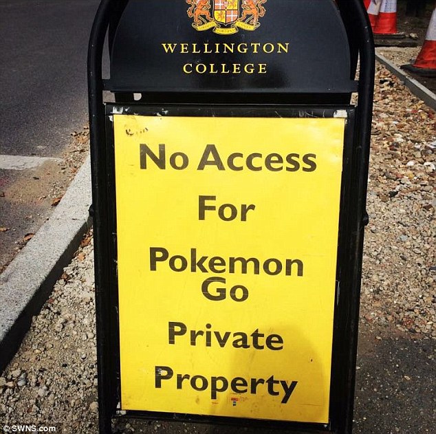 Tấm biển cấm chơi Pokemon Go ở trường Wellington College