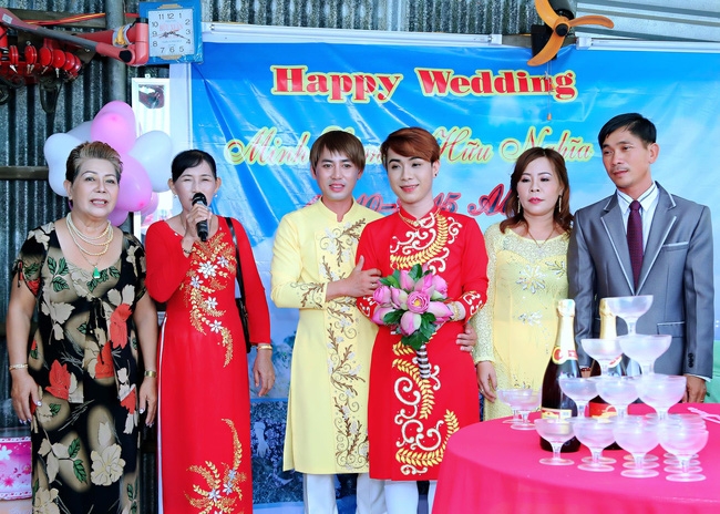 Mọi người đều rất ngưỡng mộ sự dũng cảm của hai người.