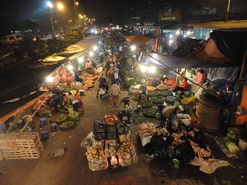 12 giờ đêm mới là giờ chợ Long Biên bắt đầu hoạt động. Ảnh: thoidai