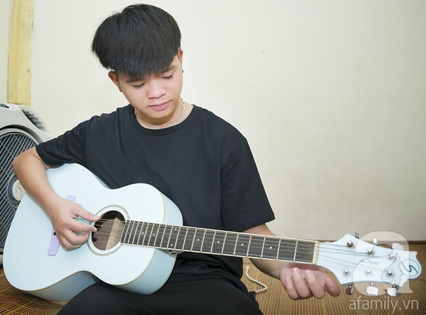 
Bên cạnh việc học trống, Quang Anh còn tự mày mò học thêm đàn Guitar và Piano.
