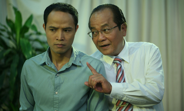 
Diễn viên Duy Thanh (phải) trong phim Lựa chọn cuối cùng đang phát sóng trên VTV1. Thời điểm đóng phim này ông nặng 80kg, nhưng giờ đã sụt hơn 12kg.
