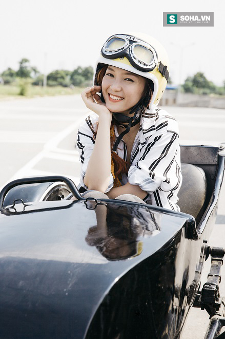 
Ca sĩ Đinh Hương chuẩn bị một cảnh quay trong MV vừa phát hành Loneniness.
