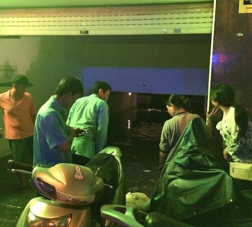 
Người d&acirc;n đang di chuyển c&aacute;c phương tiện ra khỏi hầm xe của t&ograve;a nh&agrave; ở địa chỉ 296 Phan X&iacute;ch Long, P.7, Q.Ph&uacute; Nhuận.
