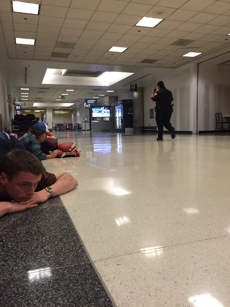 
Cảnh sát yêu cầu các hành khách nằm xuống sàn vì lý do an ninh
