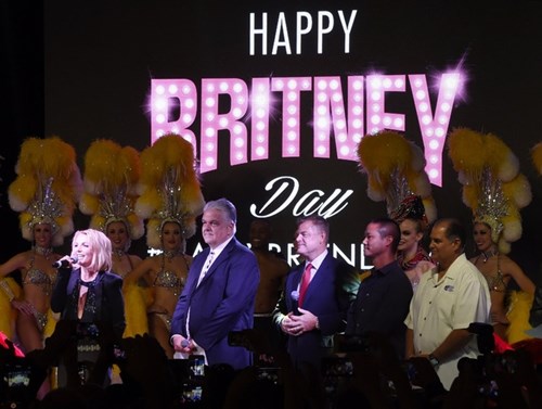 
Planet Hollywood Resort &amp; Casino ở Las Vegas cũng tăng thù lao một show diễn của cô tại đây từ 310.000 USD lên 475.000 USD. Với tổng số show tại đây hiện là 140, Spears có thể kiếm được 66,5 triệu USD một năm.
