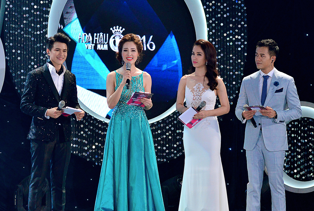 
D&agrave;n MC cho đ&ecirc;m chung kết Hoa hậu Việt Nam 2016 (từ tr&aacute;i sang): Vũ Mạnh Cường, Thụy V&acirc;n, &Aacute;i Phương, Đức Bảo
