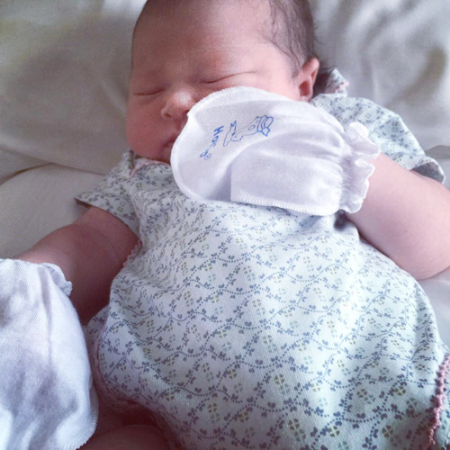 
Em bé thứ hai của Thùy Minh dù mới chào đời nhưng rất bụ bẫm, đáng yêu.
