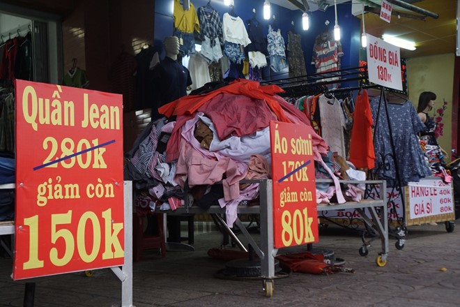 Quần áo chất đống bán giá từ 5.000 đồng đến 150.000 đồng. Ảnh: Khải Trần.