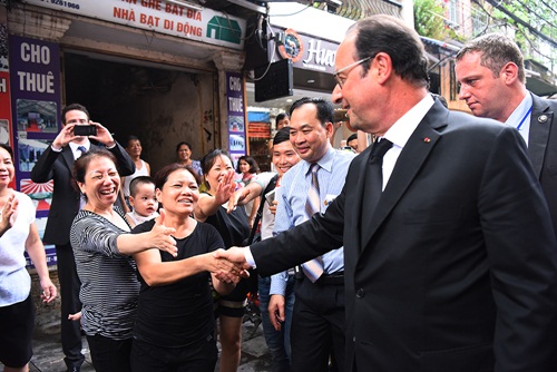 Người d&acirc;n phố cổ ch&agrave;o đ&oacute;n Tổng thống Francois Hollande. Ảnh: Giang Huy.