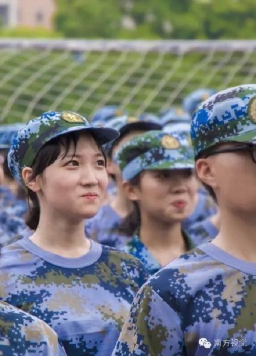 Các đại học ở Trung Quốc thường mời những đơn vị bộ đội đóng quân gần trường tới huấn luyện cho học sinh.