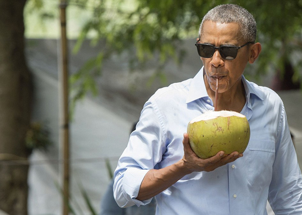 
Ông Obama sau đó đi vào trong một cửa hàng để mua quà lưu niệm cho hai con gái Malia và Sasha. Sau khi trở ra với ba túi đồ, Tổng thống Mỹ tiến về một quán nước nhỏ và mua nước dừa uống.
