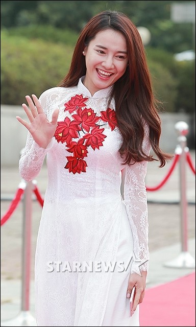 Starnews đánh giá nữ diễn viên Khúc hát mặt trời là nhân tố lạ trên thảm đỏ năm nay. Seoul International Drama Awards là cuộc cạnh tranh của 265 bộ phim truyền hình tới từ 5 quốc gia.