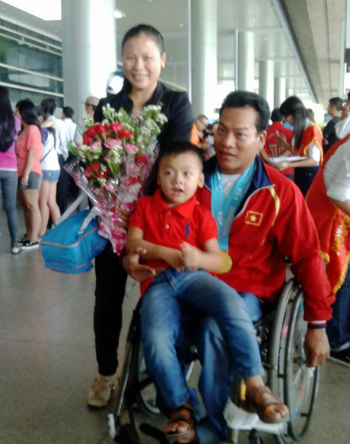 Vợ v&agrave; con trai L&ecirc; Văn C&ocirc;ng trong một lần đ&oacute;n anh chiến thắng trở về. Ảnh: NVCC.