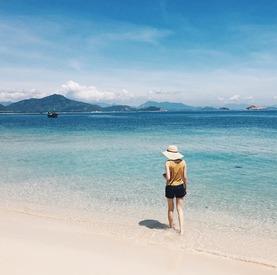 Hà Tăng cũng đăng tải một số bức ảnh đẹp của cô trong lúc đi dạo trên bãi biển vắng và ngắm làn nước trong vắt.