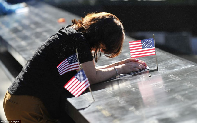 
Những người thân của các nạn nhân trong thảm họa 11/9 khóc thương cho các nạn nhân đã ra đi mãi mãi.
Theo TTT 
