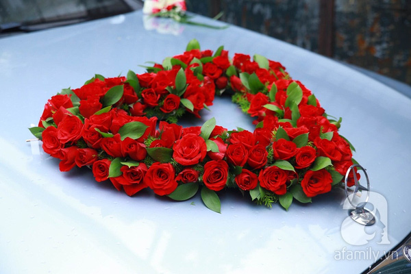 
Những đóa hoa hồng đỏ rực được xếp khéo léo thành hình trái tim trên mui xe
