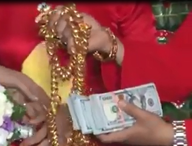 300 lượng vàng và 50.000 USD làm quà cưới cho con gái. Ảnh cắt từ clip