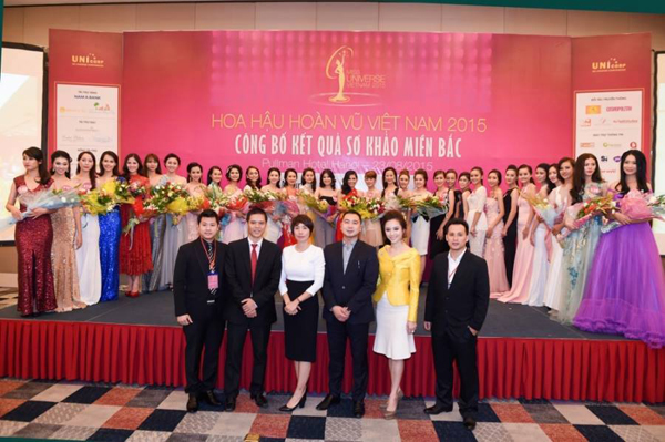Nguyễn Tuấn John (thứ 3 từ phải sang) là một trong những thành viên ban tổ chức của cuộc thi Hoa hậu Việt Nam 2015.