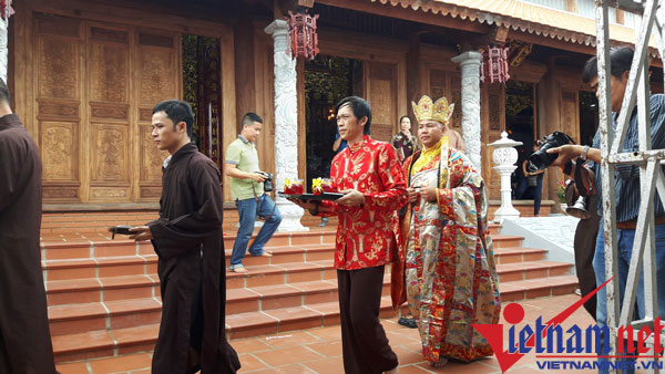 
Hoài Linh làm lễ hô thần nhập tượng trước khi nhà thờ Tổ chính thức trở thành nơi đến của anh em nghệ sĩ khắp cả nước.
