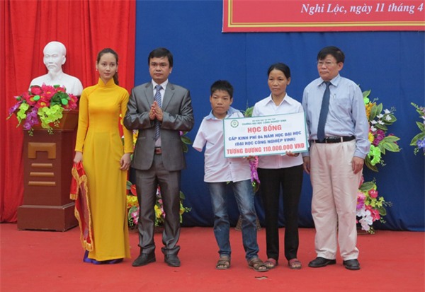 Nguyễn Duy Trinh nhận học bổng Chắp cánh ước mơ