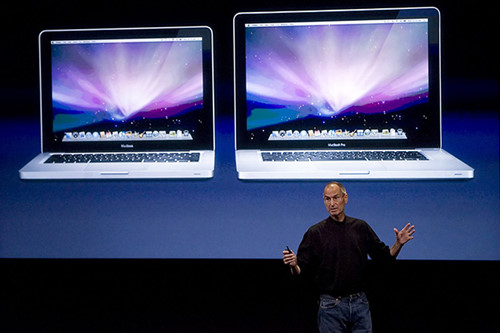 
Steve Jobs trong buổi công bố MacBook và MacBook Pro tại một buổi họp báo Ảnh: Reuters
