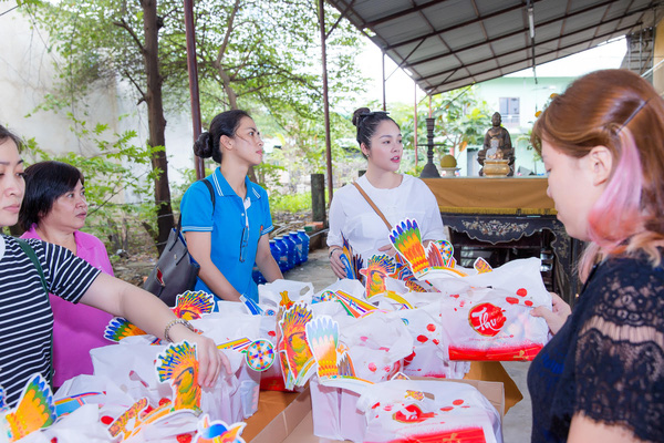 
Nằm trong một con hẻm nhỏ và vắng vẻ tại khu vực quận Gò Vấp, Chùa Lá là nơi chăm sóc và nuôi dạy khá nhiều chú tiểu và các em nhỏ có hoàn cảnh khó khăn. Được một người bạn giới thiệu, Dương Cẩm Lynh đã biết về nơi này.
