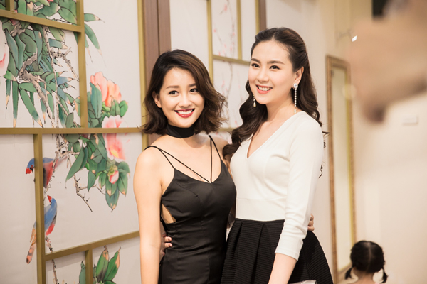 
Tại event tối qua, Mai Ngọc vui vẻ hội ngộ với BTV Thể thao Quỳnh Chi. Cả hai có mối quan hệ rất thân thiết khi cùng làm việc tại VTV.
